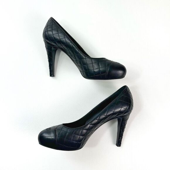 CHANEL Quilted Platform Black Pumps Size 38.5 US 8 CC Logo Heel Cap Toe - Picture 3 of 12